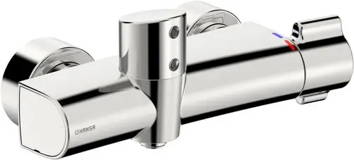 Chromfarbige Brausebatterie von HANSA mit zwei Bedienelementen. Die Oberflächen sind glatt und glänzend, geeignet für die Wandmontage.